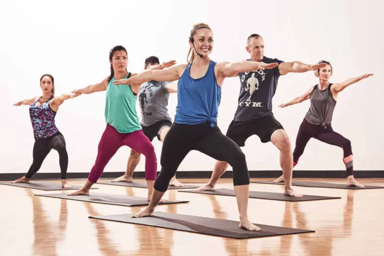 amikoxfitness-group-exercise-yoga-class